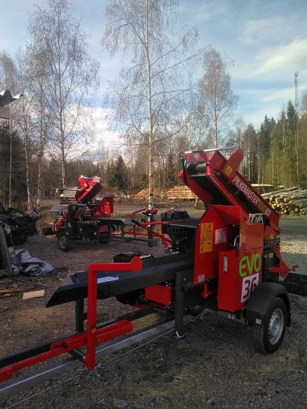 Pilkemaster EVO 36 -klapikone pihalla valmiina vuokralle